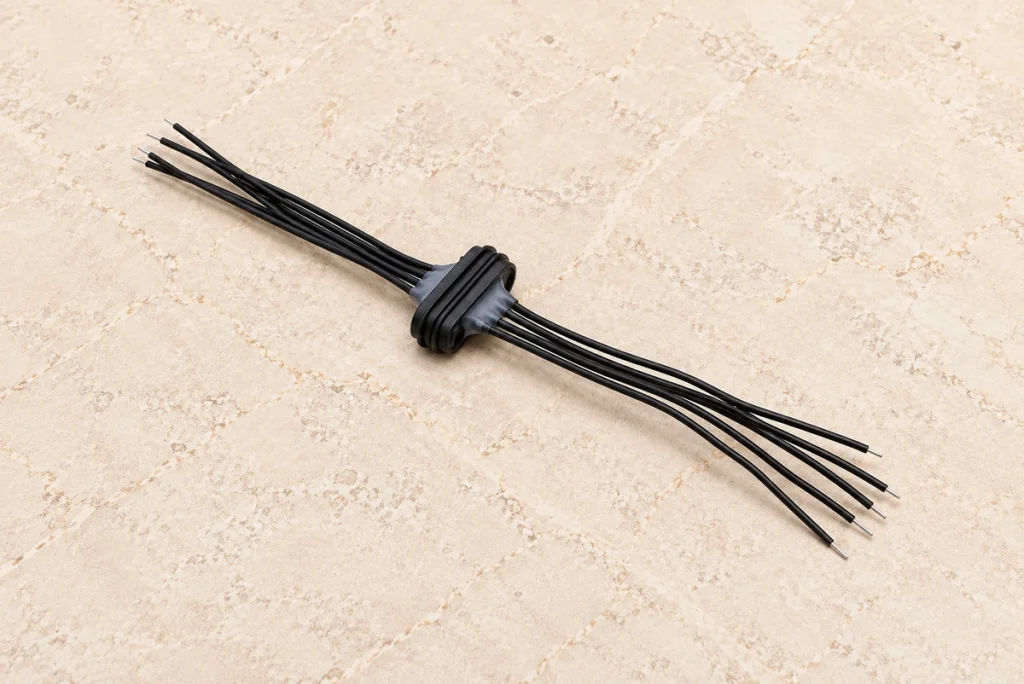 Five-conductor elastomer sealing assembly with original wire topology.