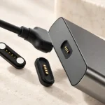 Four-contact magnetic connector parts and a device housing.