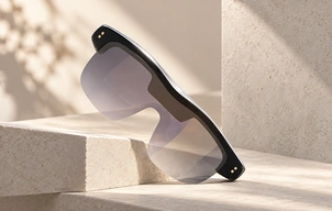 Smart glasses shield with two contacts at each side.